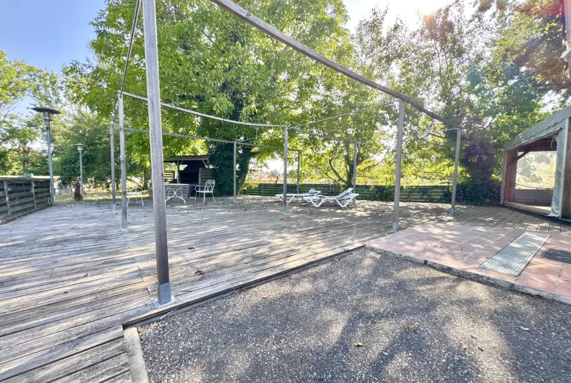 Vente maison contemporaine avec terrasses et jardin à Ledat 