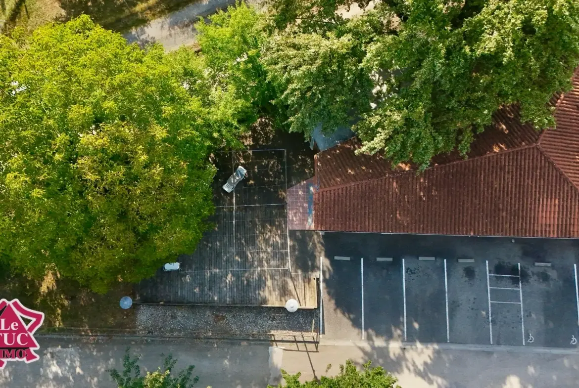 Vente maison contemporaine avec terrasses et jardin à Ledat 