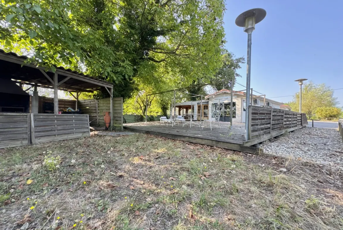 Vente maison contemporaine avec terrasses et jardin à Ledat 