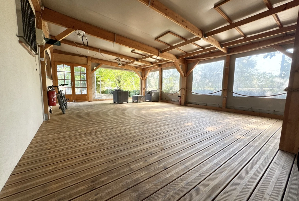 Vente maison contemporaine avec terrasses et jardin à Ledat 