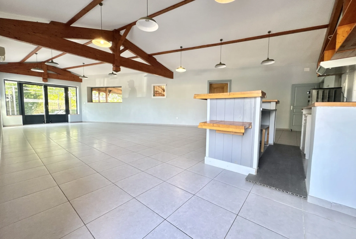 Vente maison contemporaine avec terrasses et jardin à Ledat 
