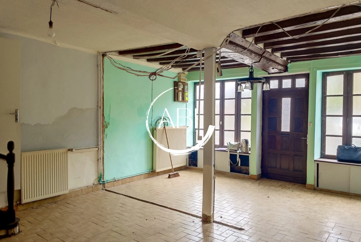 Maison de ville à rénover avec jardin à Lignières-Orgères 