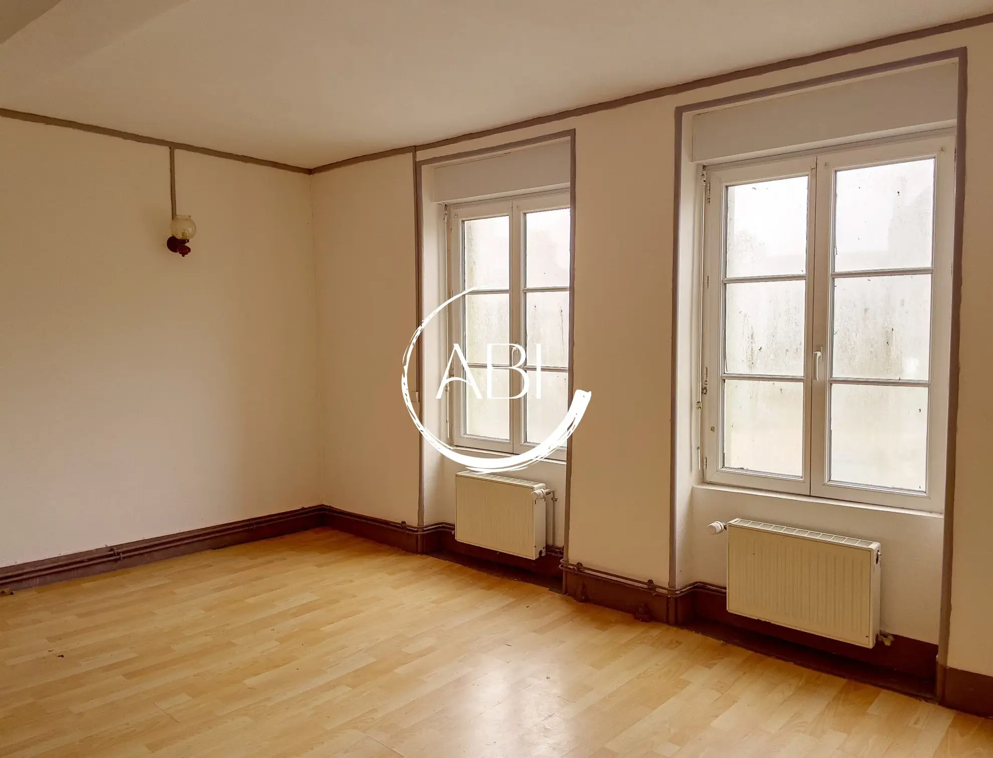 Maison de ville à rénover avec jardin à Lignières-Orgères 