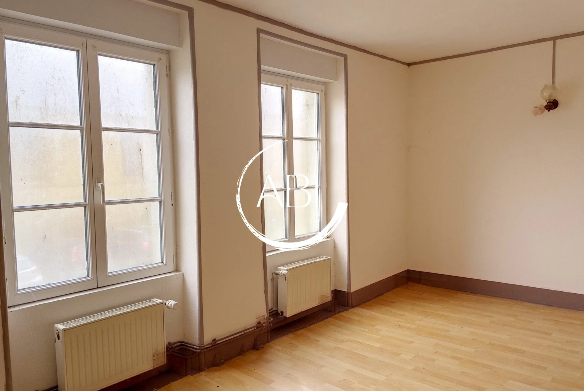 Maison de ville à rénover avec jardin à Lignières-Orgères 