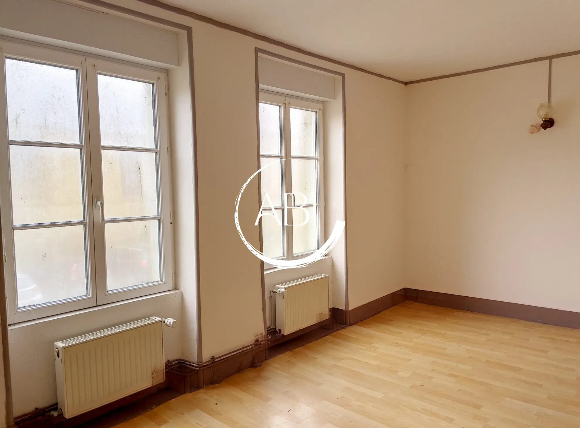 Maison de ville à rénover avec jardin à Lignières-Orgères 