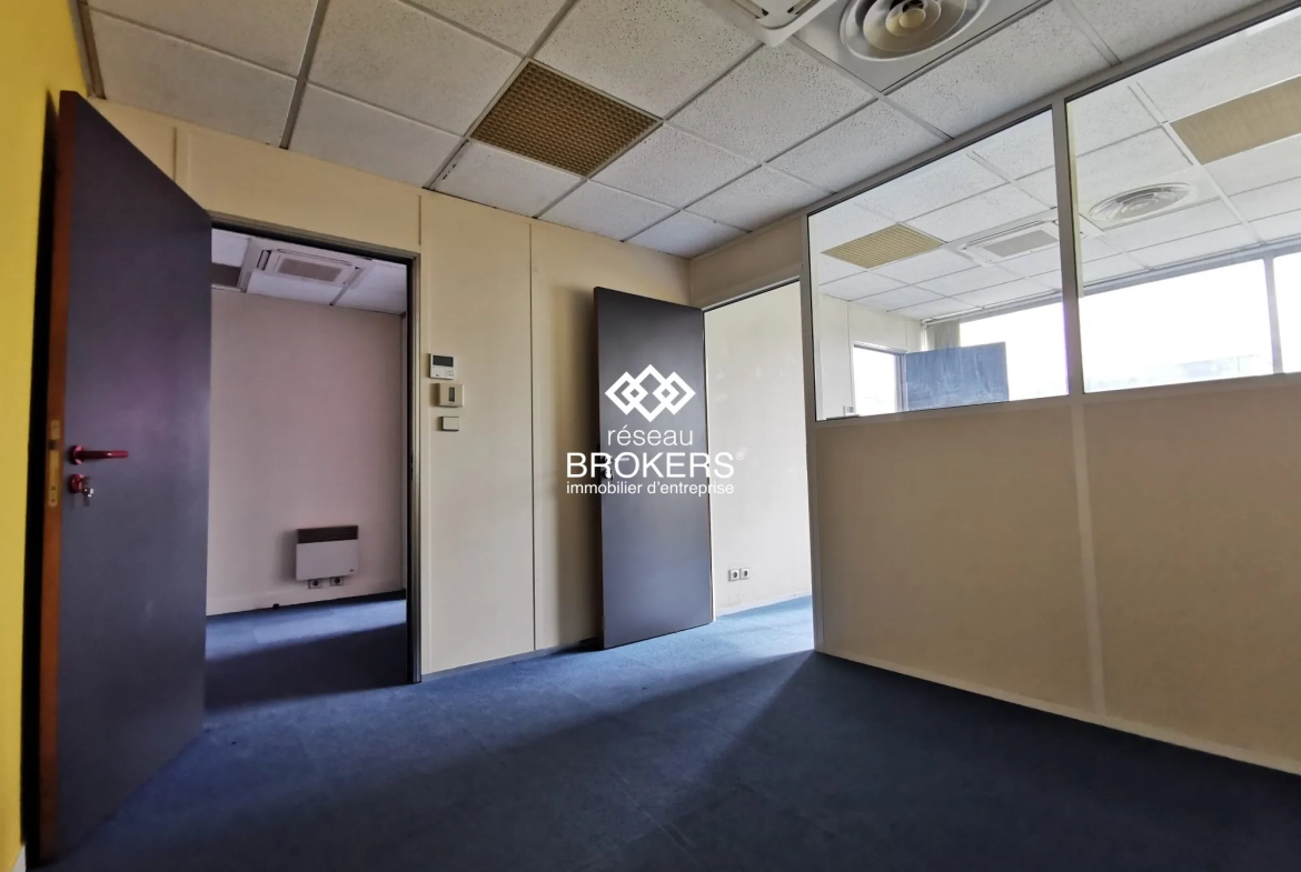 Bureaux à vendre de 35 m² à Bordeaux Lac – Emplacement stratégique et climatisés 