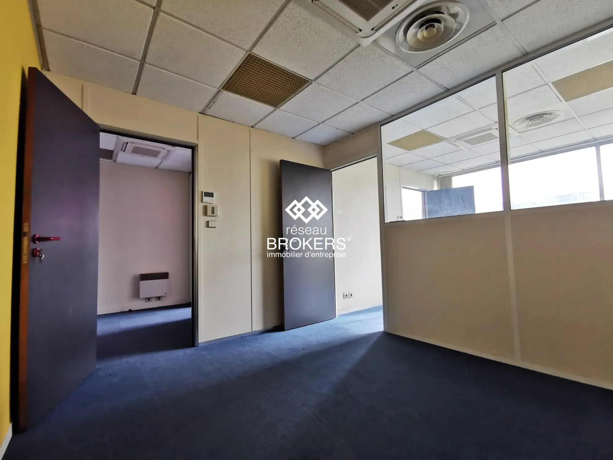 Bureaux à vendre de 35 m² à Bordeaux Lac – Emplacement stratégique et climatisés 