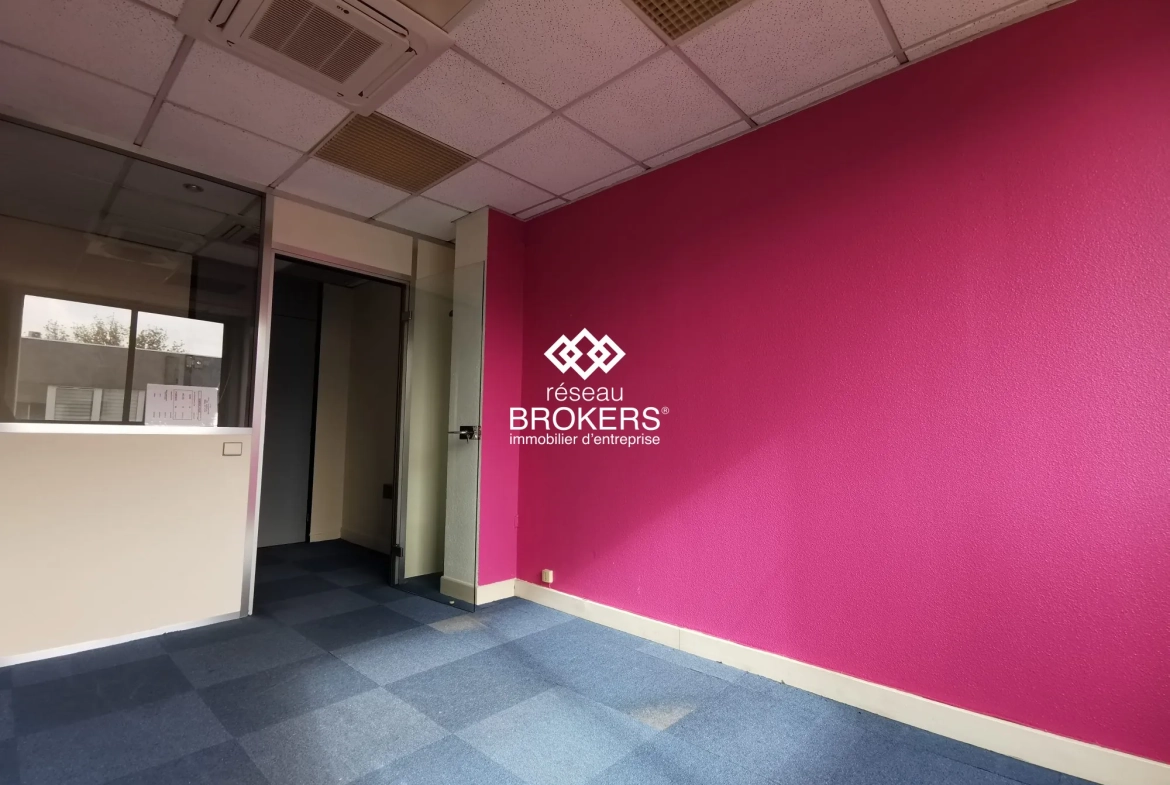 Bureaux à vendre de 35 m² à Bordeaux Lac – Emplacement stratégique et climatisés 
