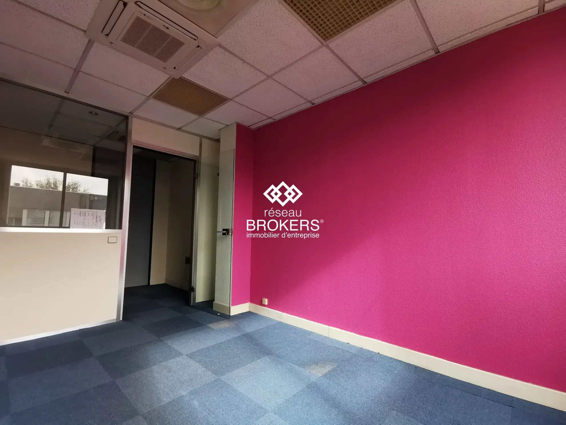 Bureaux à vendre de 35 m² à Bordeaux Lac – Emplacement stratégique et climatisés 