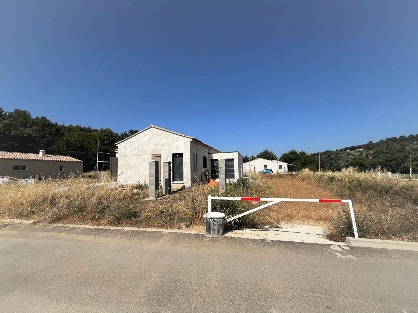 Villa individuelle de plain-pied à Saignon sur 350m² - 3 chambres, garage, livraison 2024 