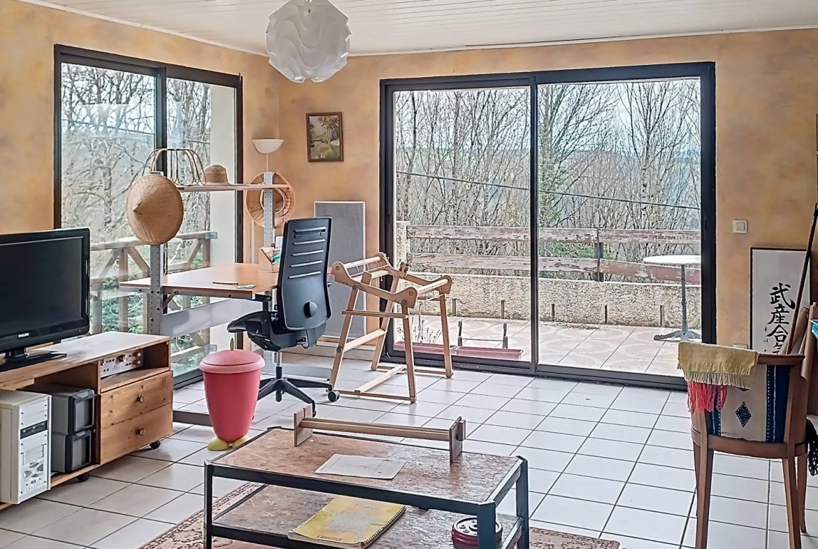 Maison lumineuse de 235 m² avec grand terrain et piscine à Lacaze 