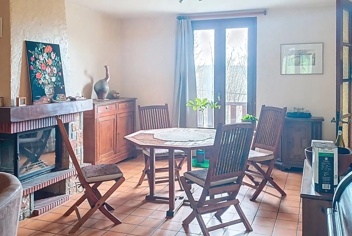 Maison lumineuse de 235 m² avec grand terrain et piscine à Lacaze 