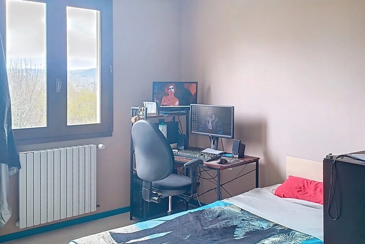 Maison lumineuse de 235 m² avec grand terrain et piscine à Lacaze 