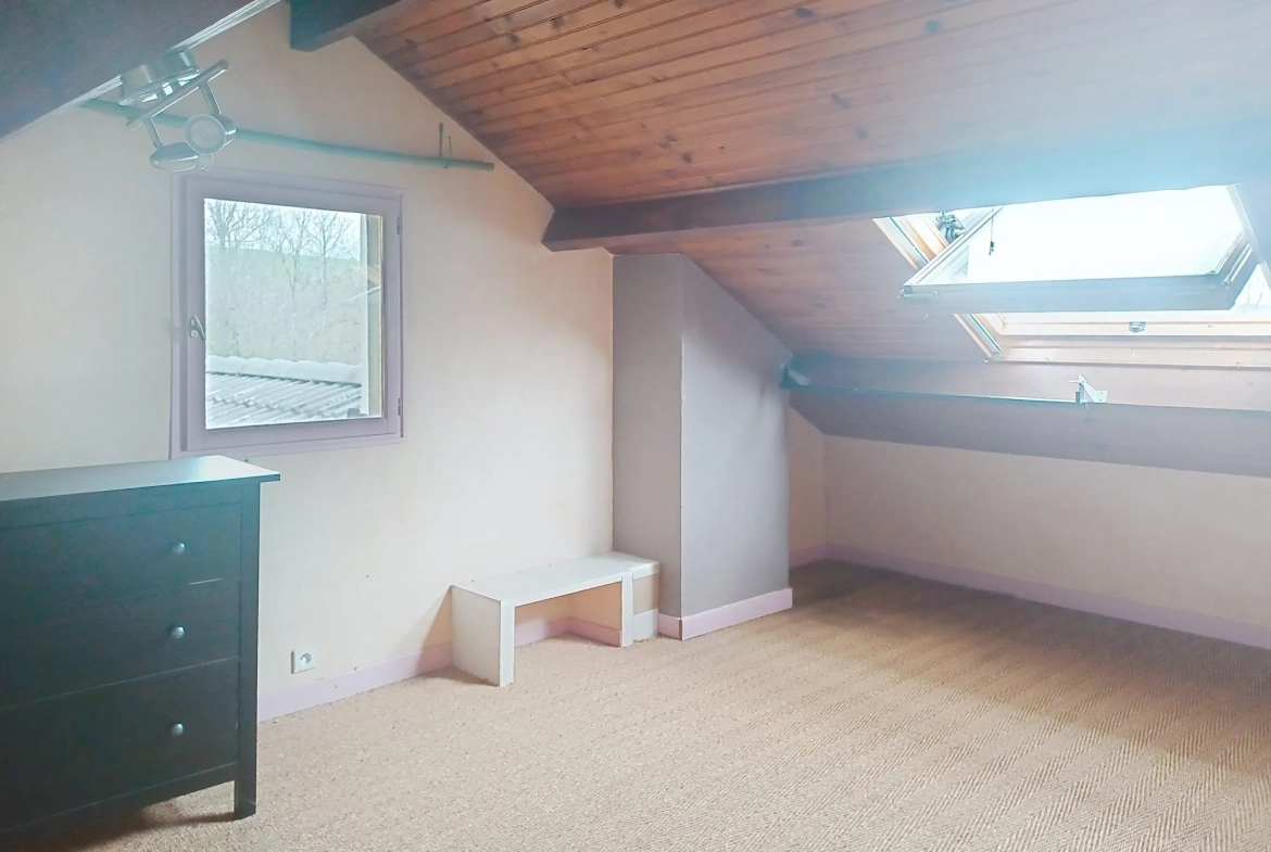 Maison lumineuse de 235 m² avec grand terrain et piscine à Lacaze 