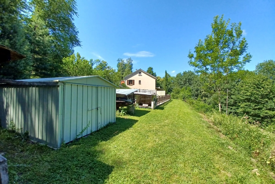 Maison lumineuse de 235 m² avec grand terrain et piscine à Lacaze 