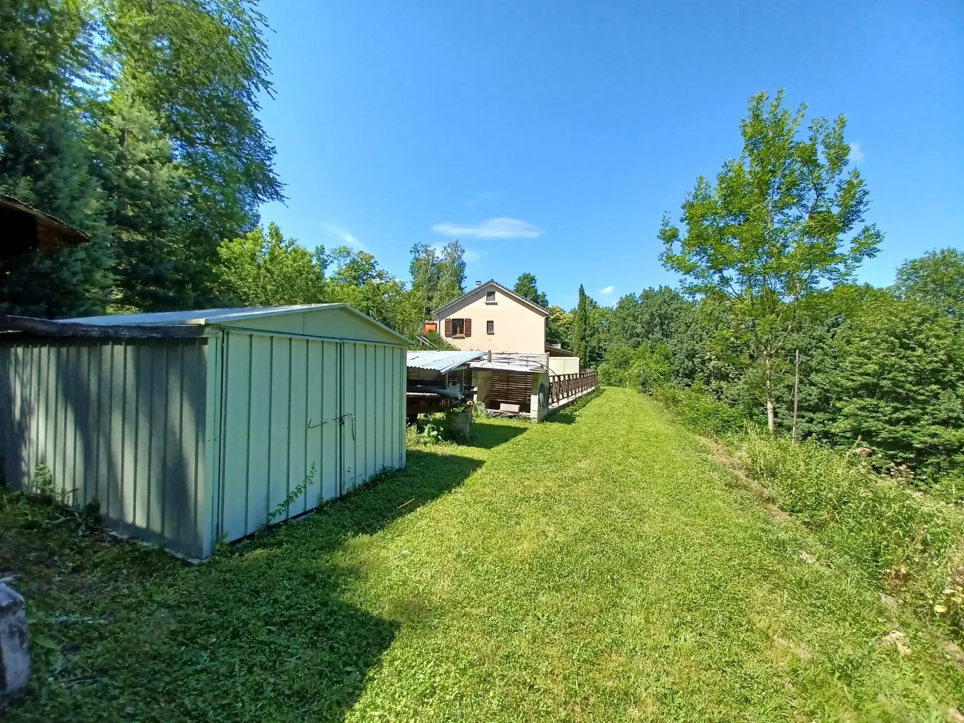 Maison lumineuse de 235 m² avec grand terrain et piscine à Lacaze 