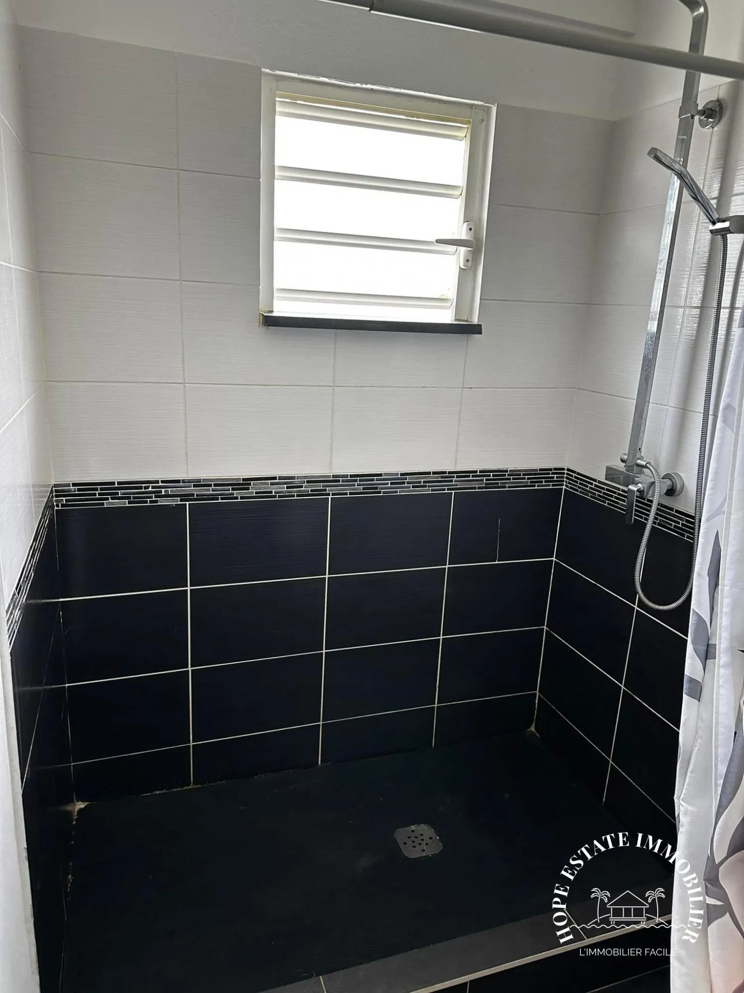 Appartement T2 en rez-de-jardin avec terrasse et vue mer à Saint-Martin 