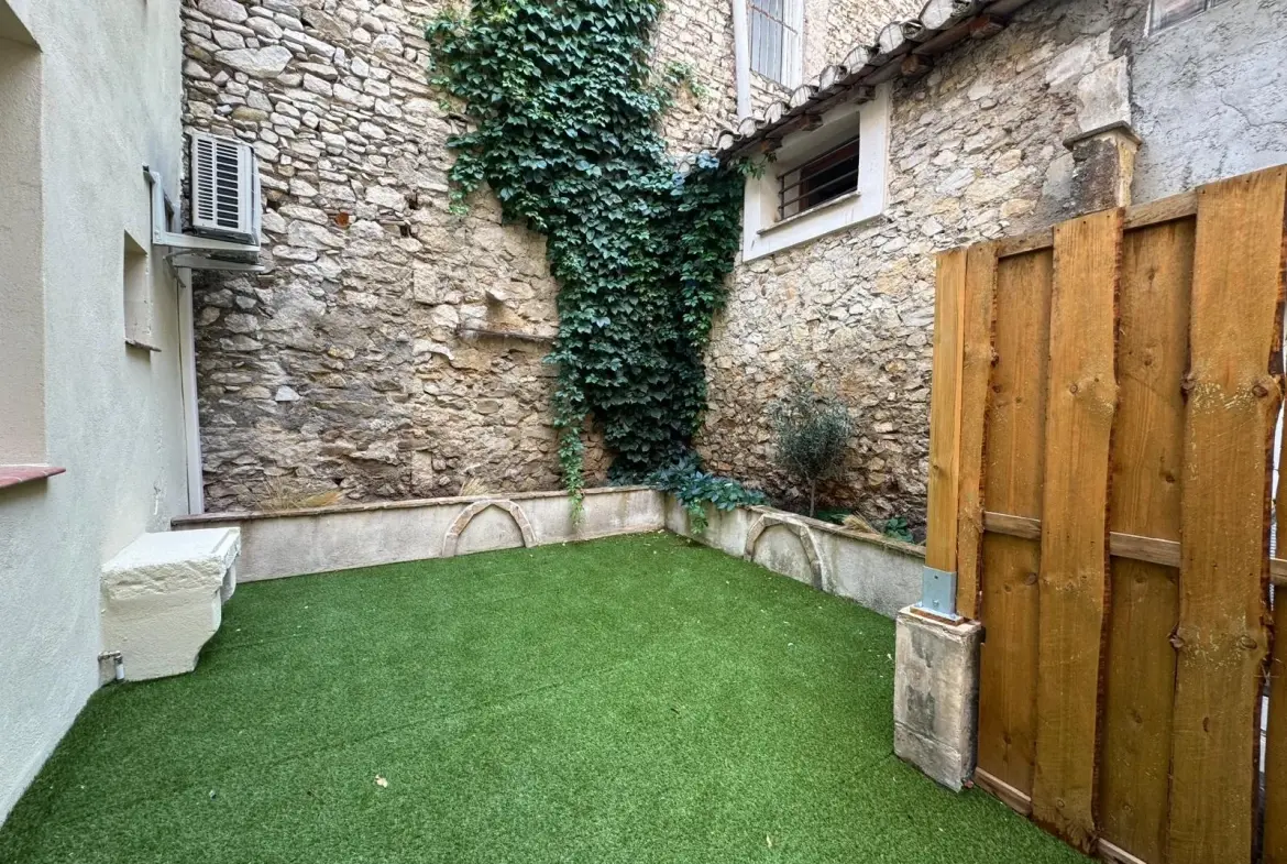 Charmante maison de ville rénovée de 46 m² à Nîmes avec cour intérieure 