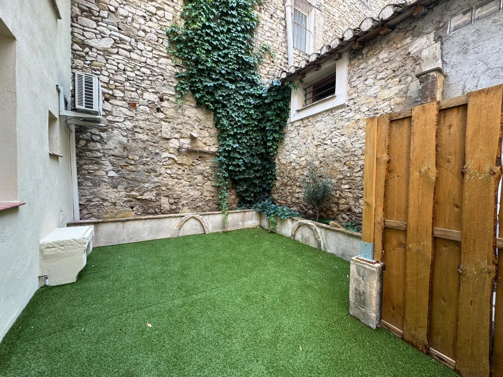 Charmante maison de ville rénovée de 46 m² à Nîmes avec cour intérieure 