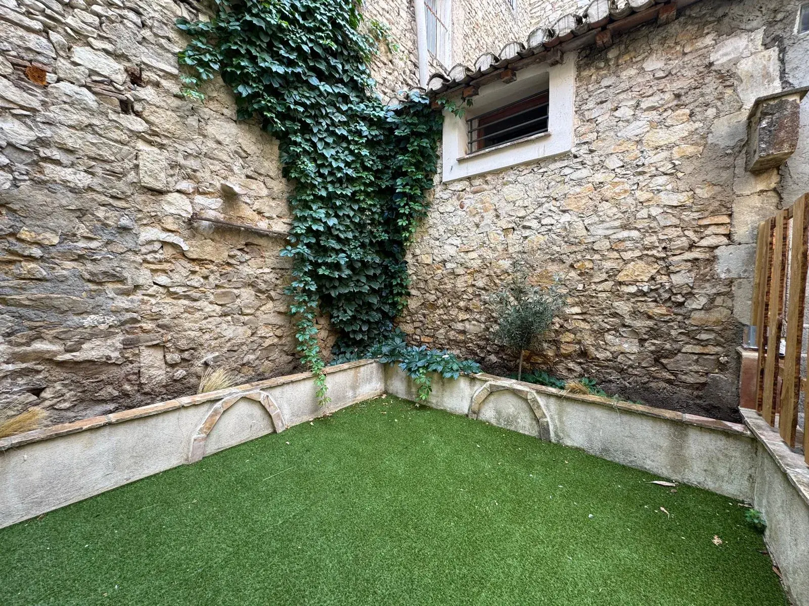 Charmante maison de ville rénovée de 46 m² à Nîmes avec cour intérieure 
