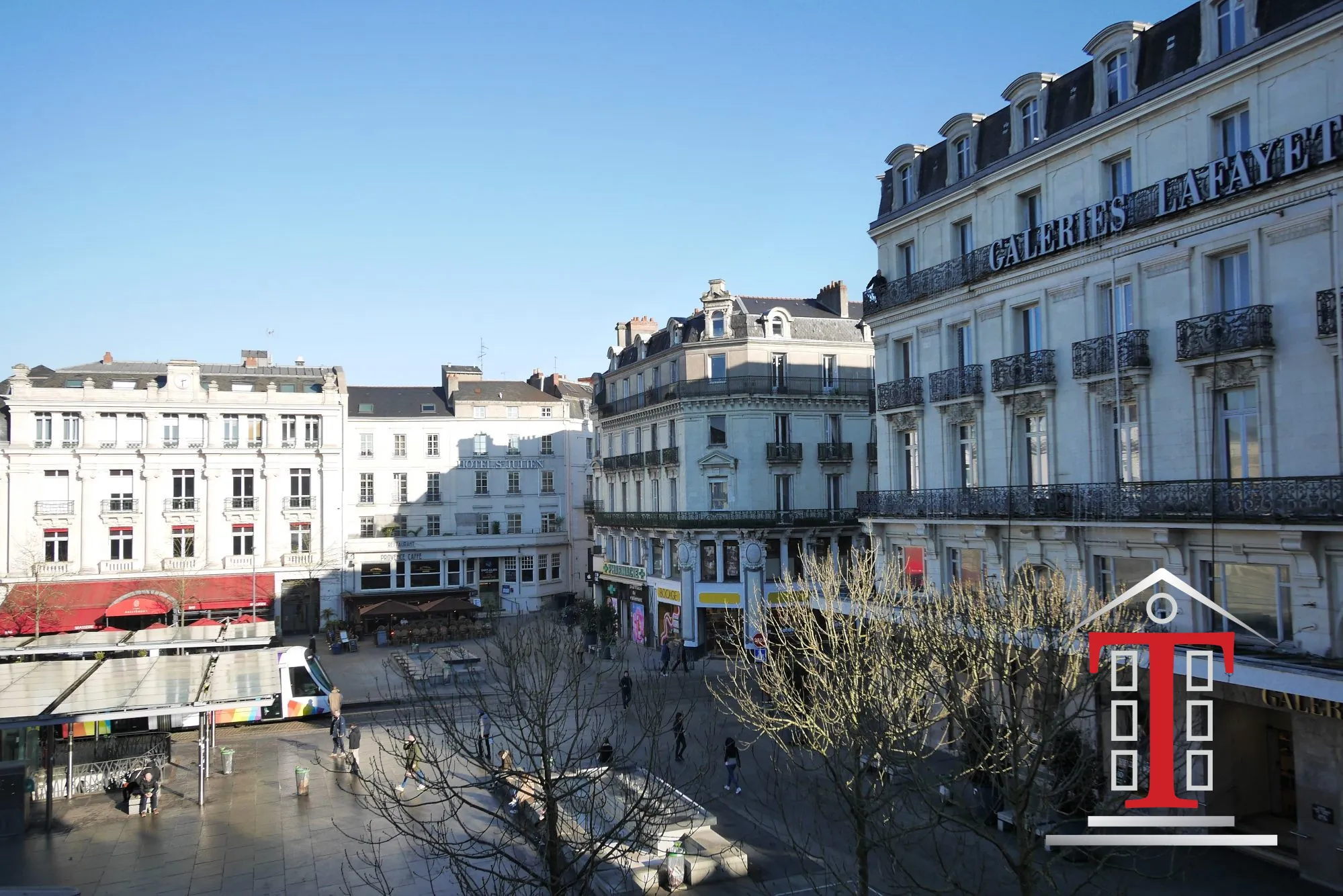 Grand studio à vendre dans l'hyper centre d'Angers avec balcon et vue sur la place du Ralliement 