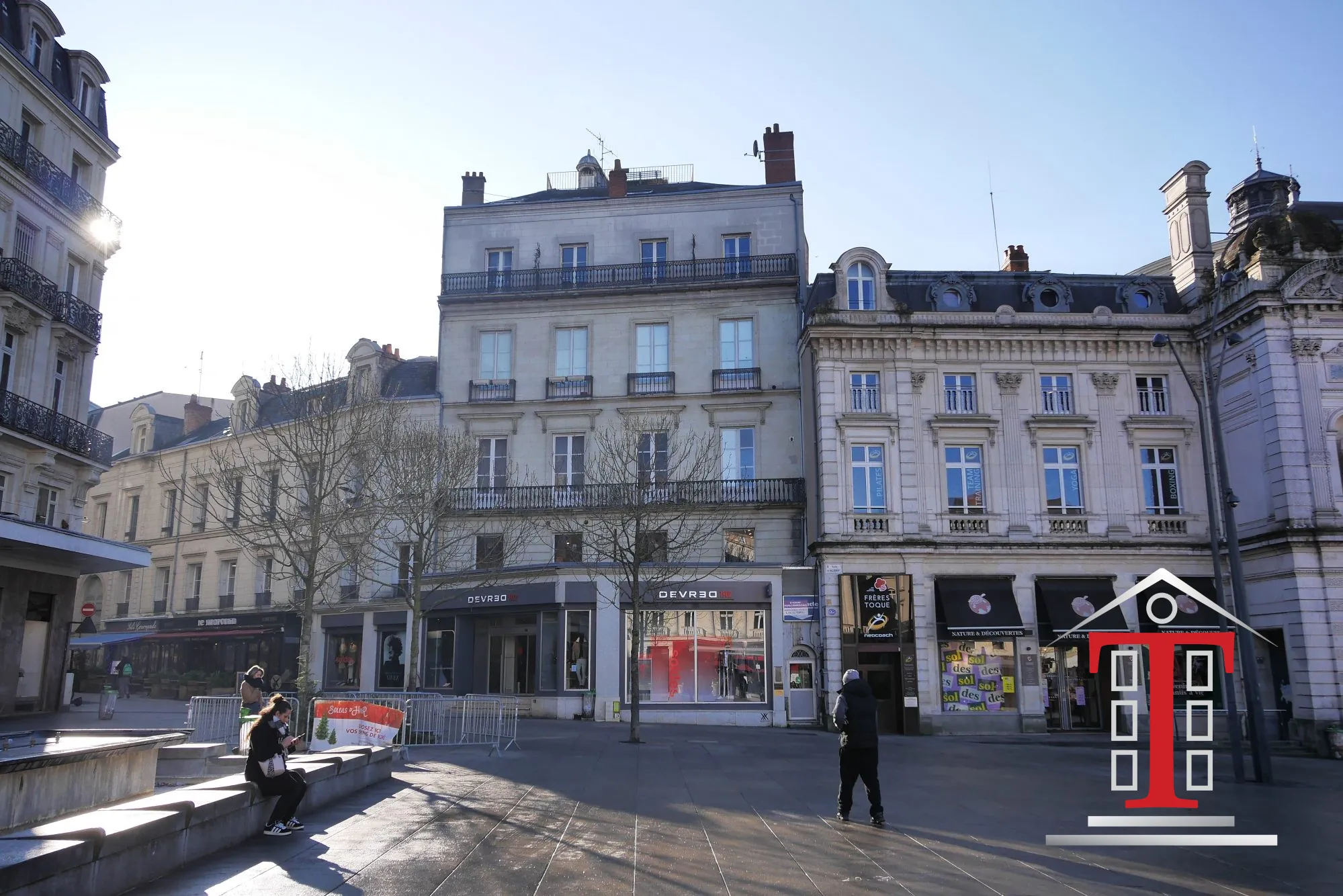 Grand studio à vendre dans l'hyper centre d'Angers avec balcon et vue sur la place du Ralliement 