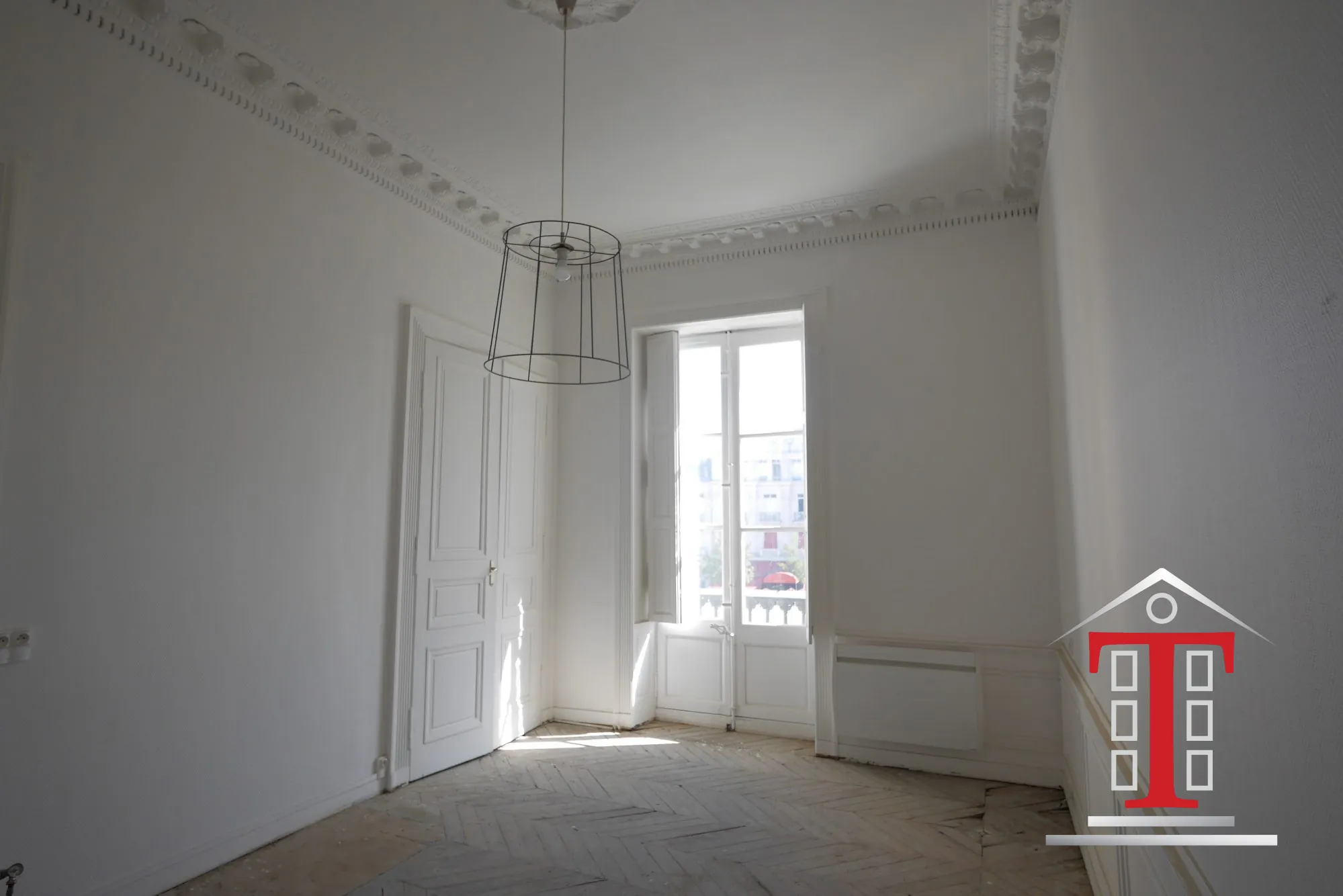 Grand studio à vendre dans l'hyper centre d'Angers avec balcon et vue sur la place du Ralliement 