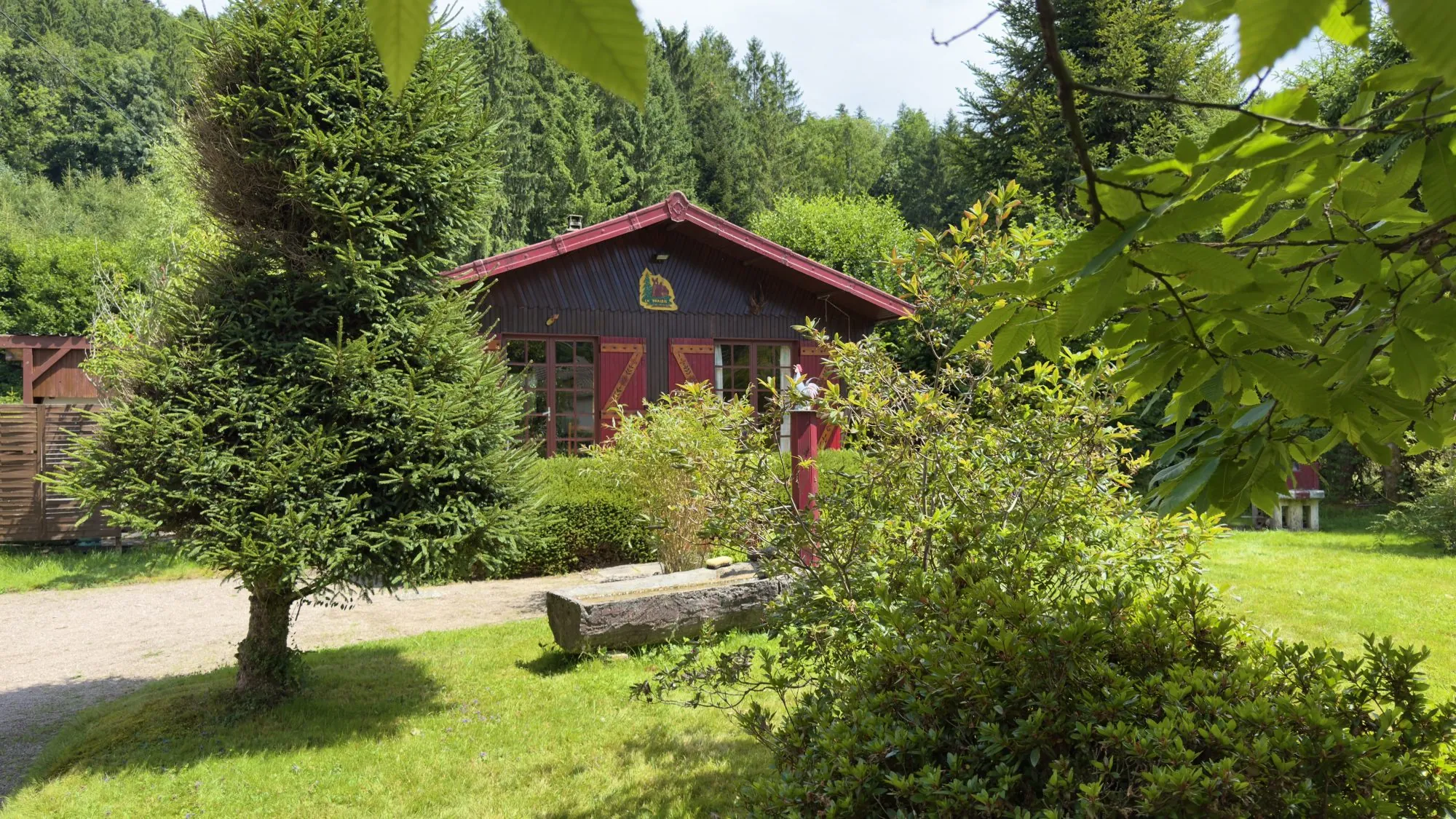 Vente chalet avec étang privé et terrain à Ban-sur-Meurthe-Clefcy 
