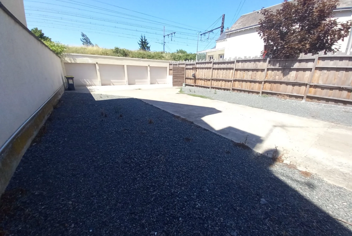 Terrain constructible avec 4 garages à Beaujardin, Tours 