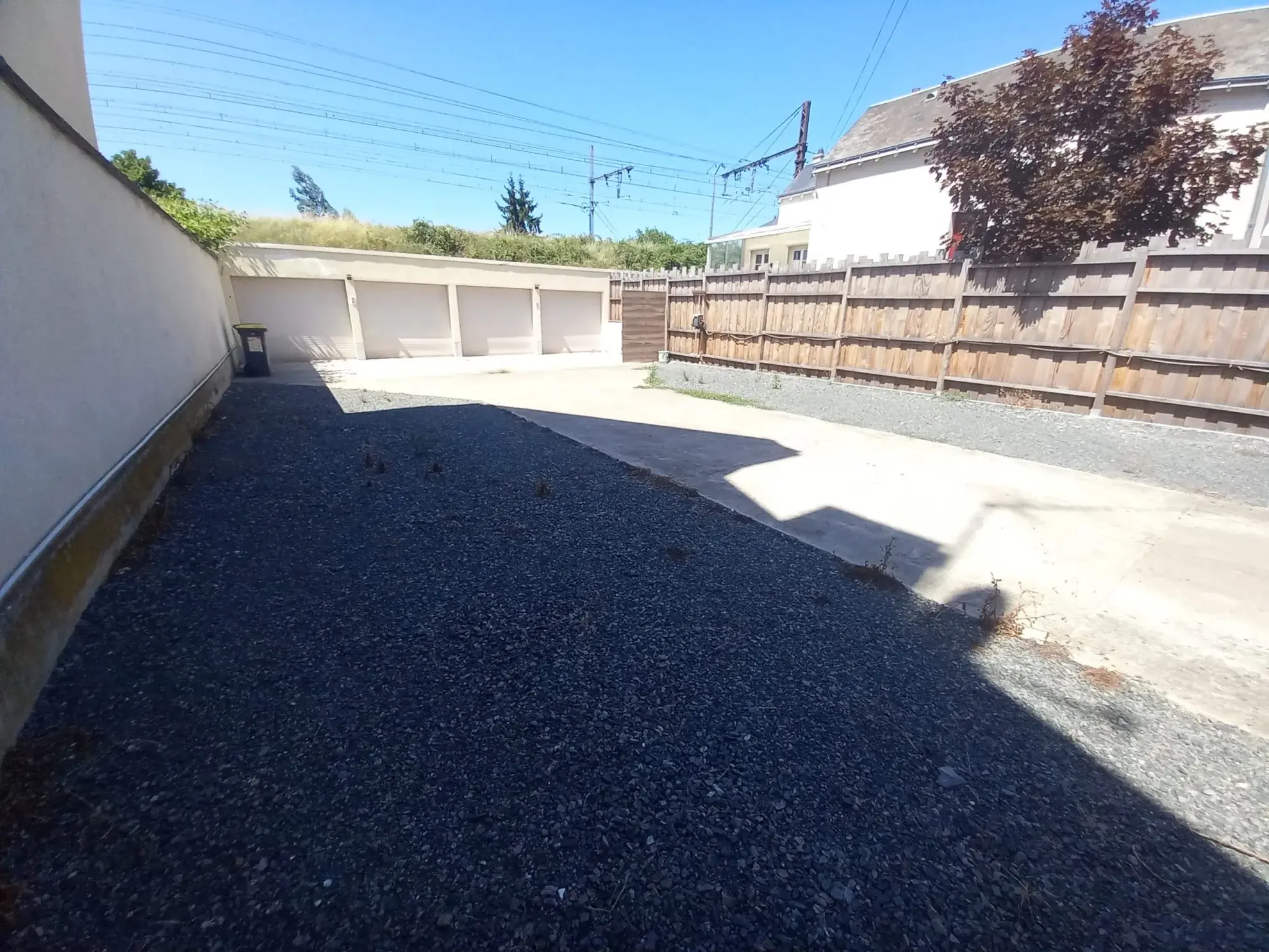 Terrain constructible avec 4 garages à Beaujardin, Tours 