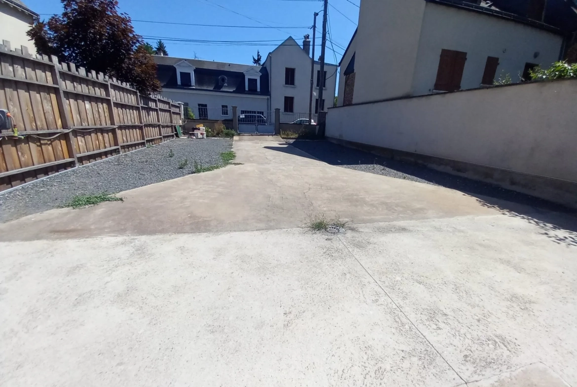 Terrain constructible avec 4 garages à Beaujardin, Tours 