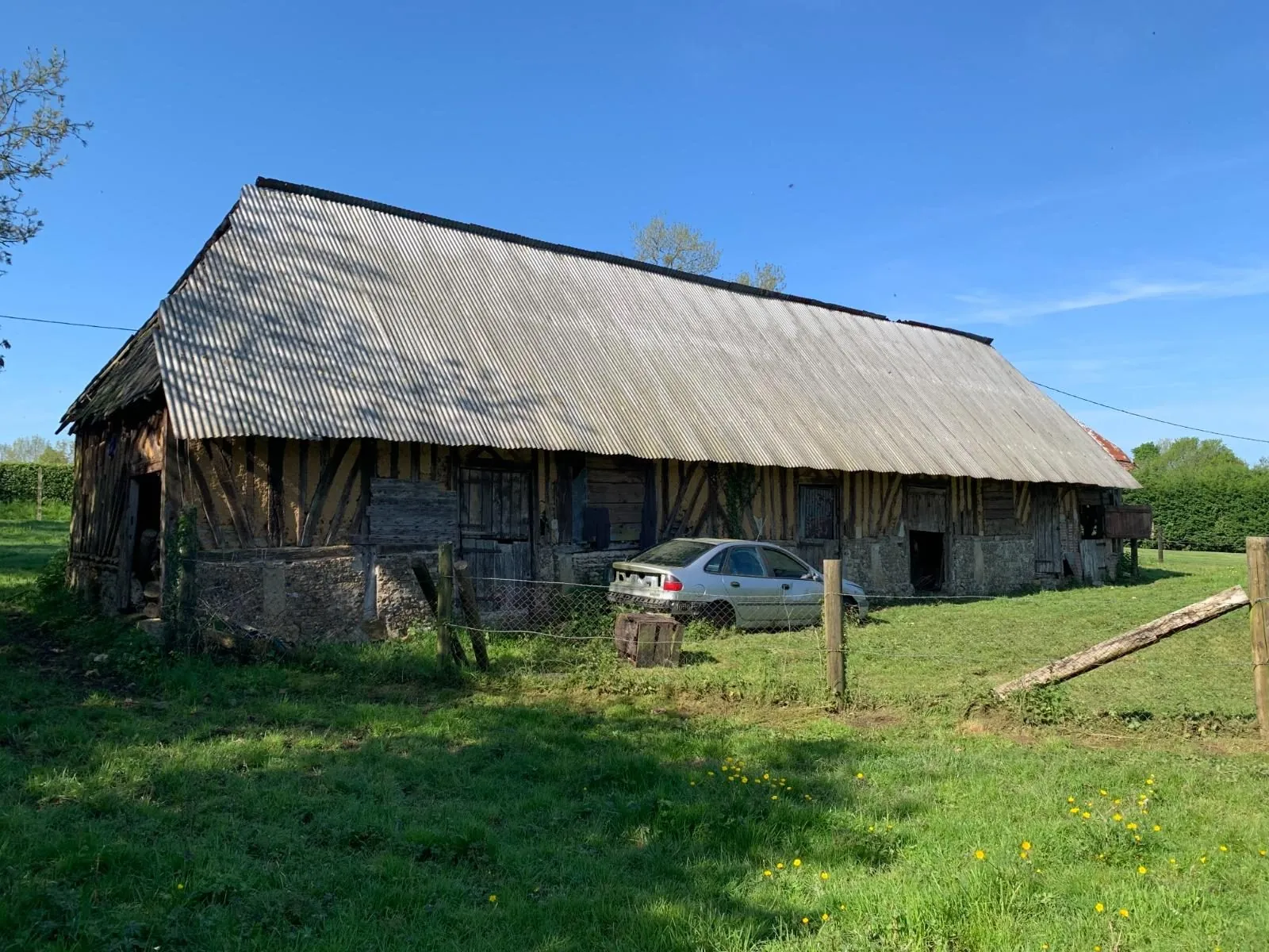 Bâtiment rustique à rénover de 110 m² avec grand terrain à Hermival-les-Vaux 