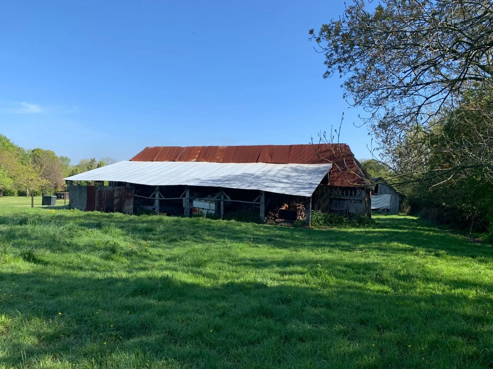 Bâtiment rustique à rénover de 110 m² avec grand terrain à Hermival-les-Vaux 