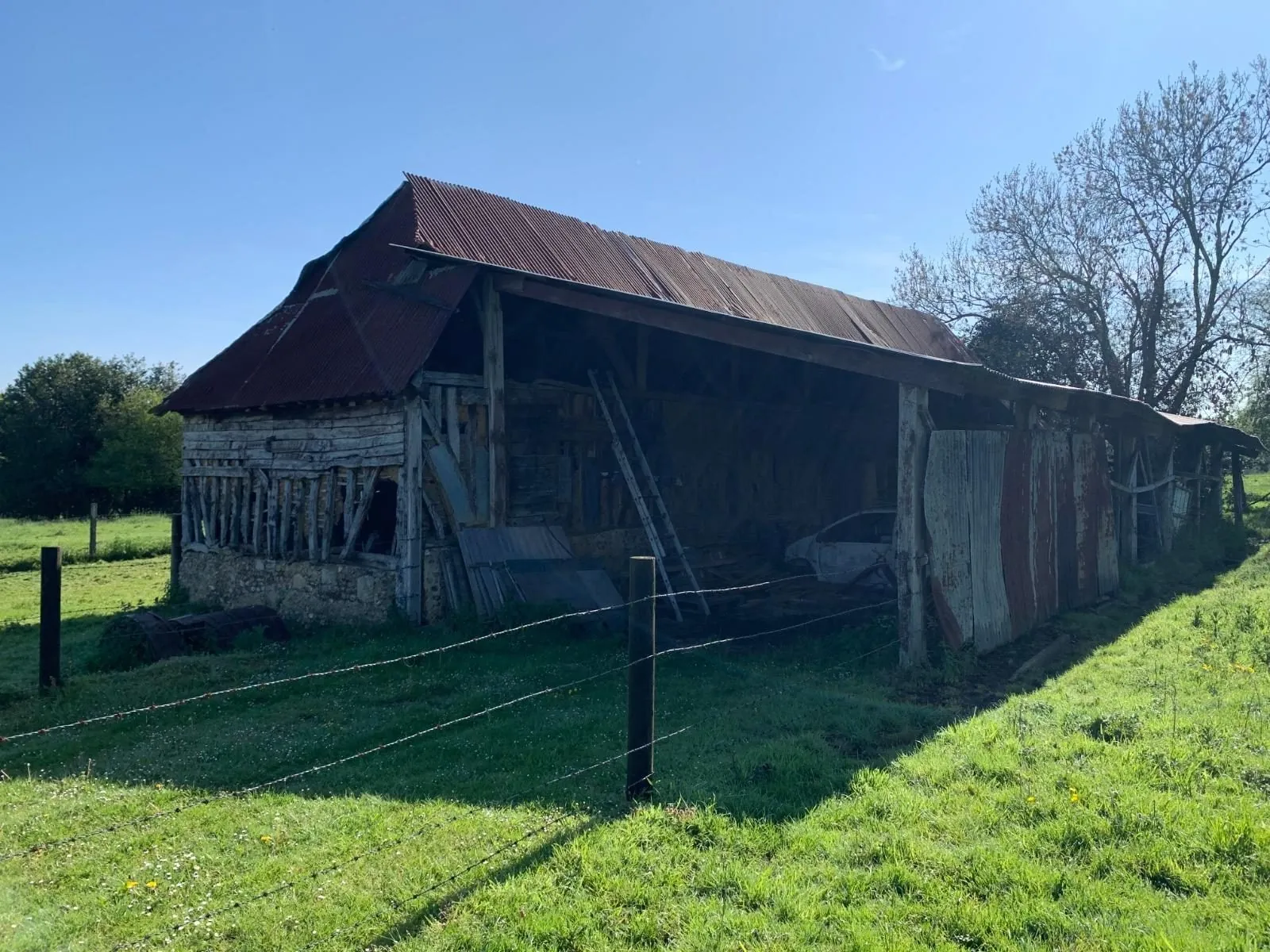Bâtiment rustique à rénover de 110 m² avec grand terrain à Hermival-les-Vaux 