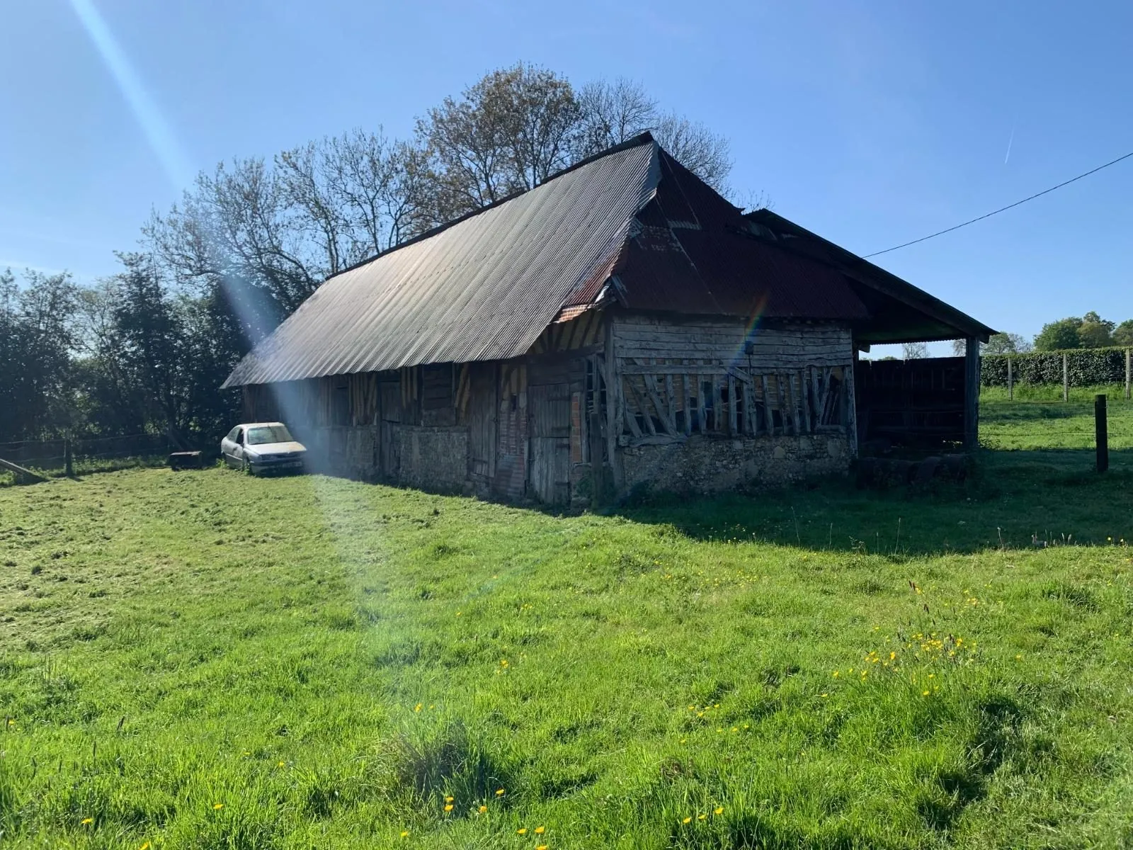Bâtiment rustique à rénover de 110 m² avec grand terrain à Hermival-les-Vaux 