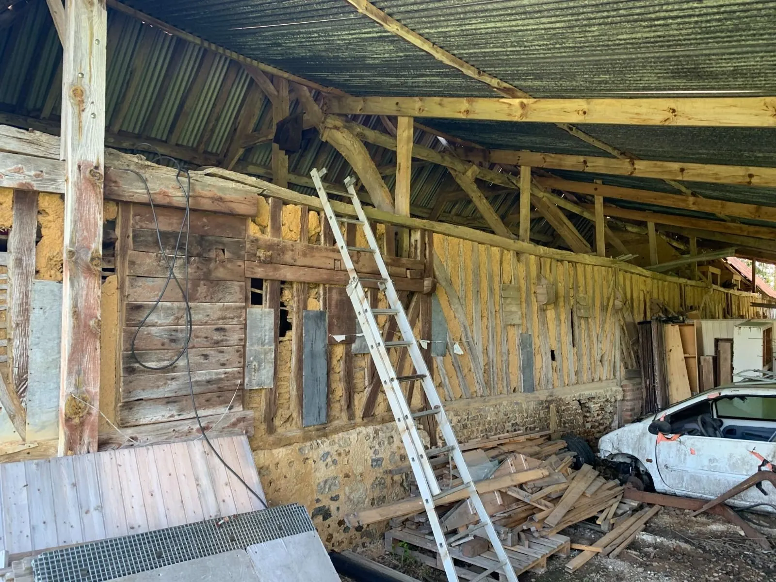 Bâtiment rustique à rénover de 110 m² avec grand terrain à Hermival-les-Vaux 