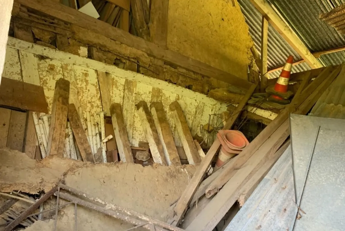 Bâtiment rustique à rénover de 110 m² avec grand terrain à Hermival-les-Vaux 