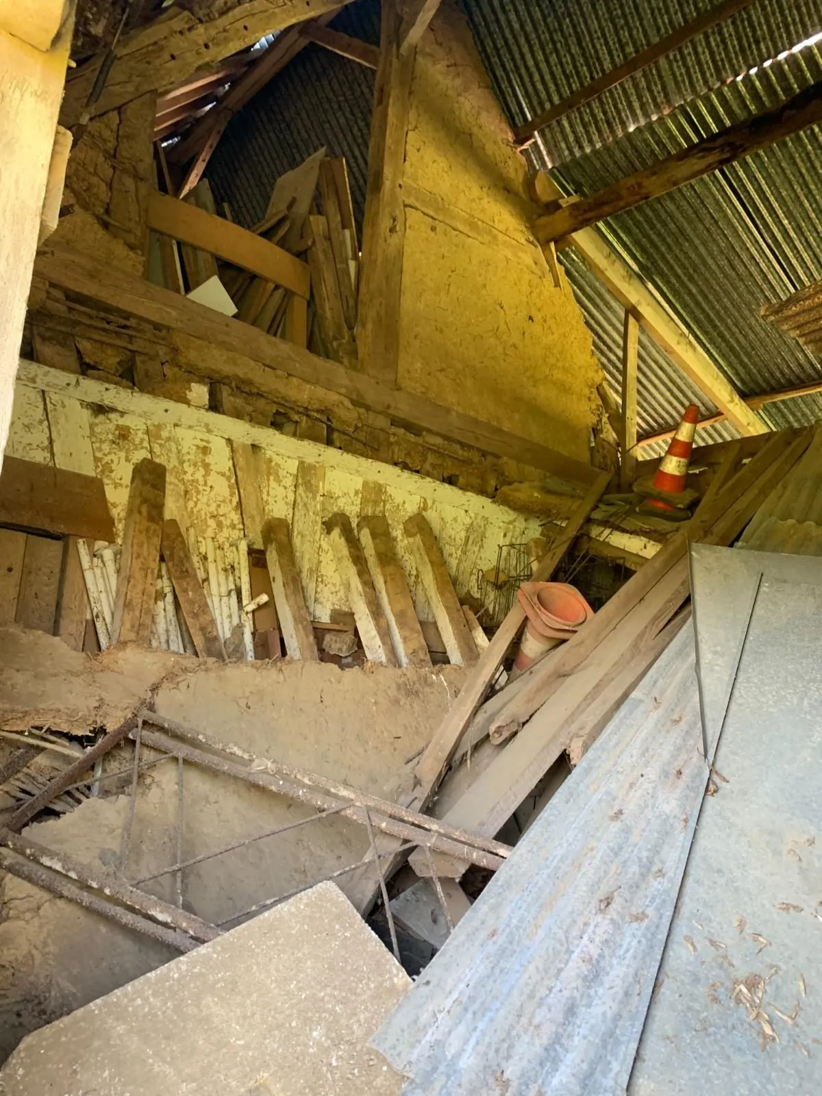 Bâtiment rustique à rénover de 110 m² avec grand terrain à Hermival-les-Vaux 