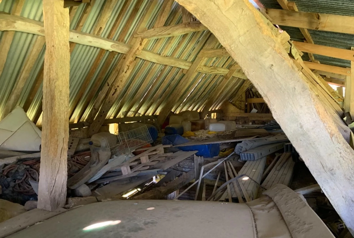Bâtiment rustique à rénover de 110 m² avec grand terrain à Hermival-les-Vaux 