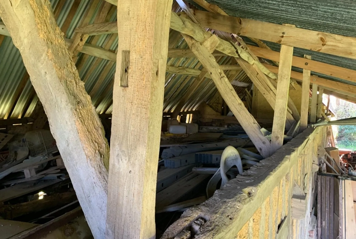 Bâtiment rustique à rénover de 110 m² avec grand terrain à Hermival-les-Vaux 