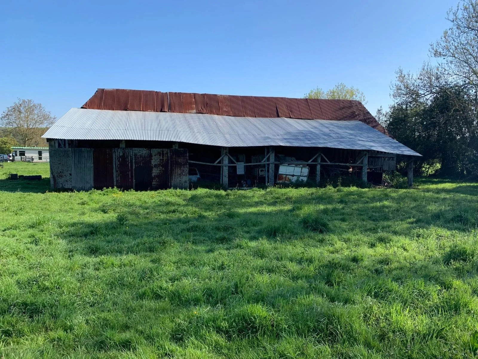 Bâtiment rustique à rénover de 110 m² avec grand terrain à Hermival-les-Vaux 