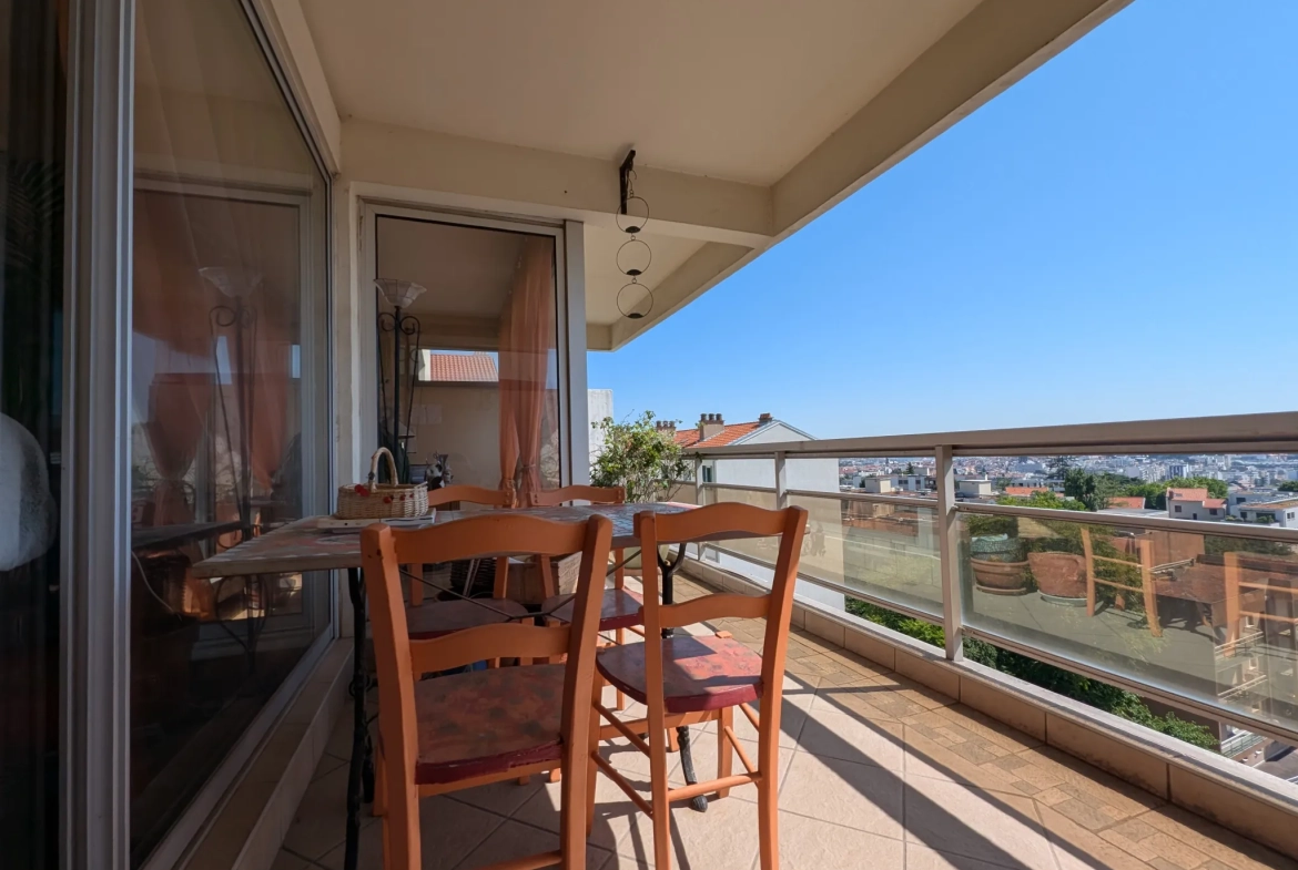 Appartement T3 avec Terrasse et Vue à Chamalieres – Proche Piscine 