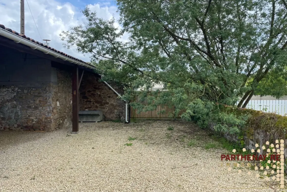 Belle maison de 85 m² avec extérieur et stationnement proche commodités à Saint-Aubin-Le-Cloud 