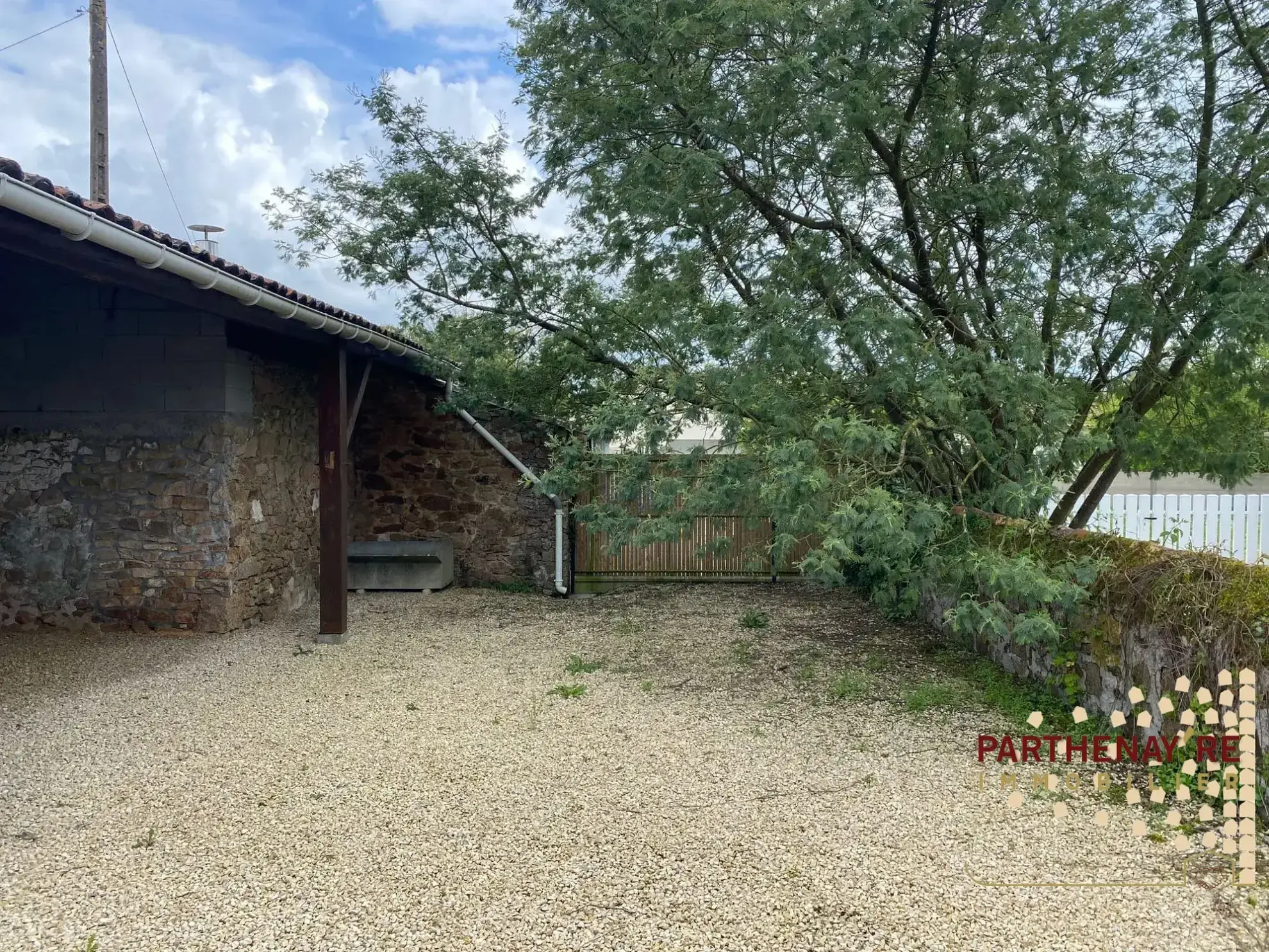 Belle maison de 85 m² avec extérieur et stationnement proche commodités à Saint-Aubin-Le-Cloud 