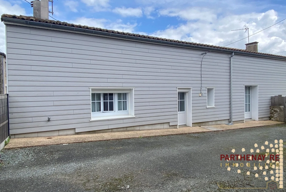 Belle maison de 85 m² avec extérieur et stationnement proche commodités à Saint-Aubin-Le-Cloud 
