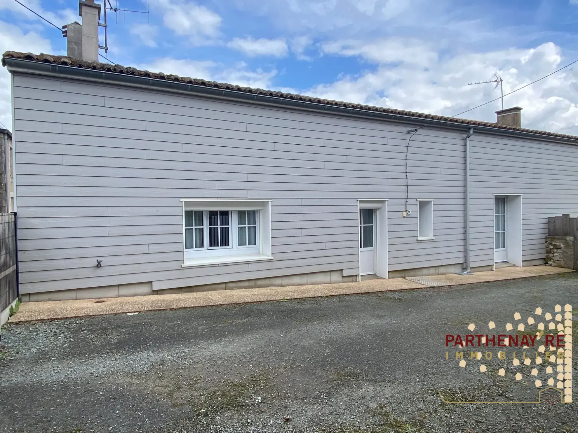 Belle maison de 85 m² avec extérieur et stationnement proche commodités à Saint-Aubin-Le-Cloud 