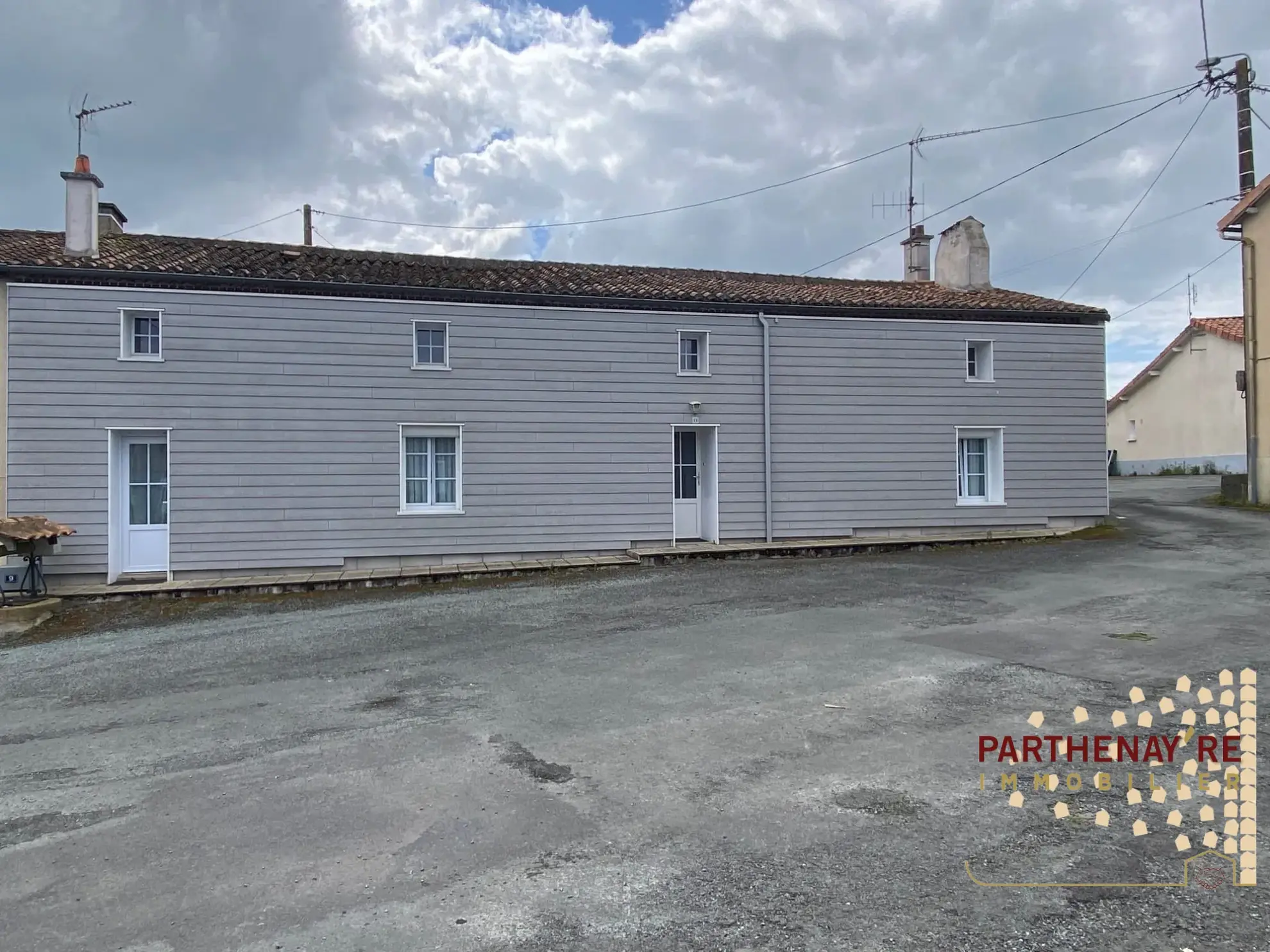 Belle maison de 85 m² avec extérieur et stationnement proche commodités à Saint-Aubin-Le-Cloud 
