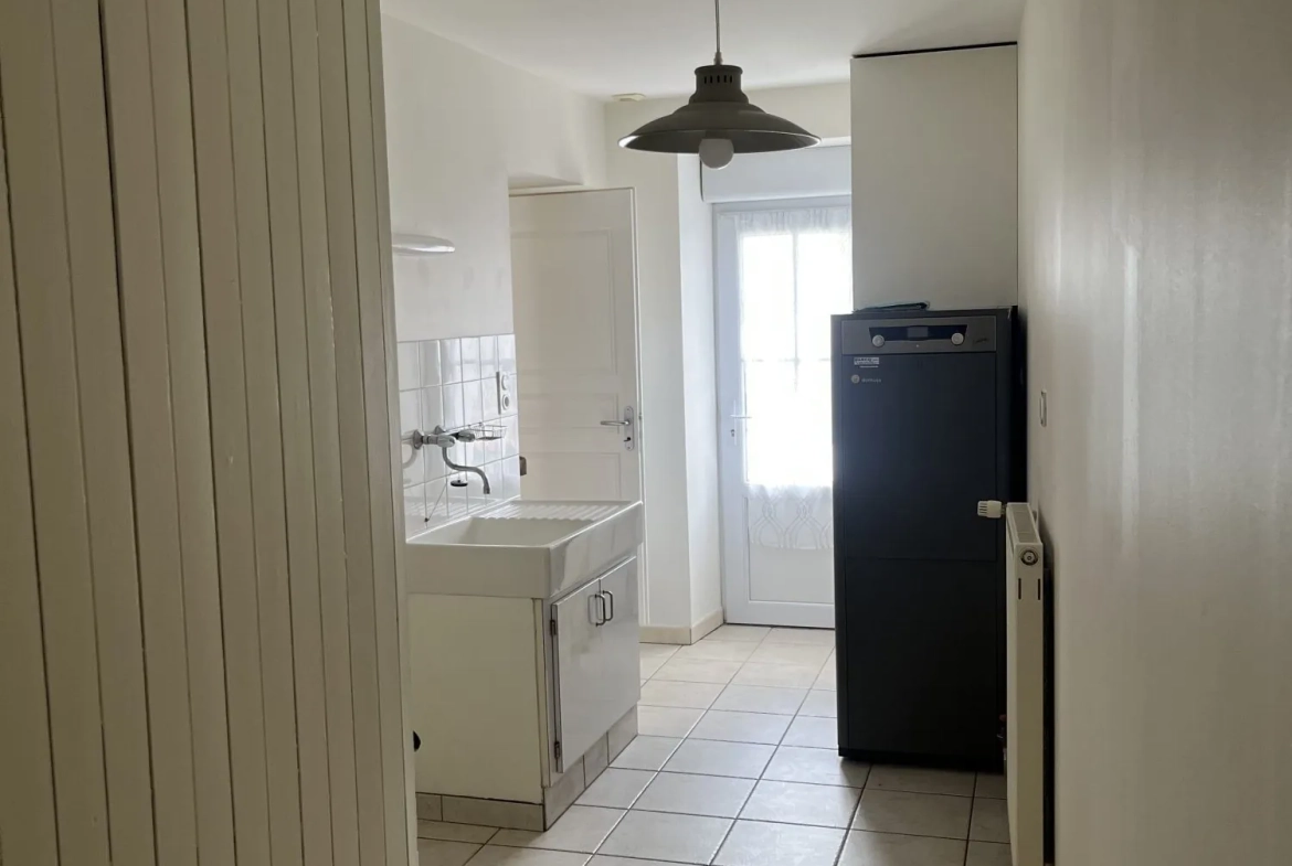 Belle maison de 85 m² avec extérieur et stationnement proche commodités à Saint-Aubin-Le-Cloud 