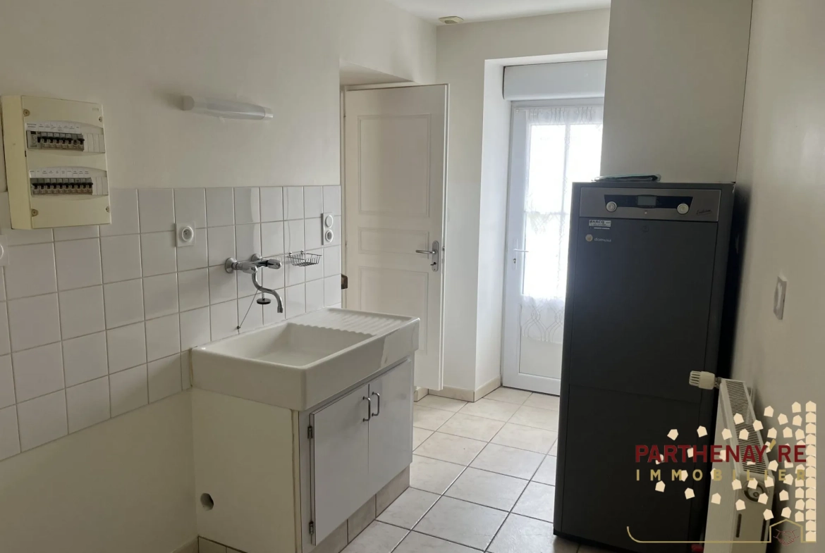 Belle maison de 85 m² avec extérieur et stationnement proche commodités à Saint-Aubin-Le-Cloud 