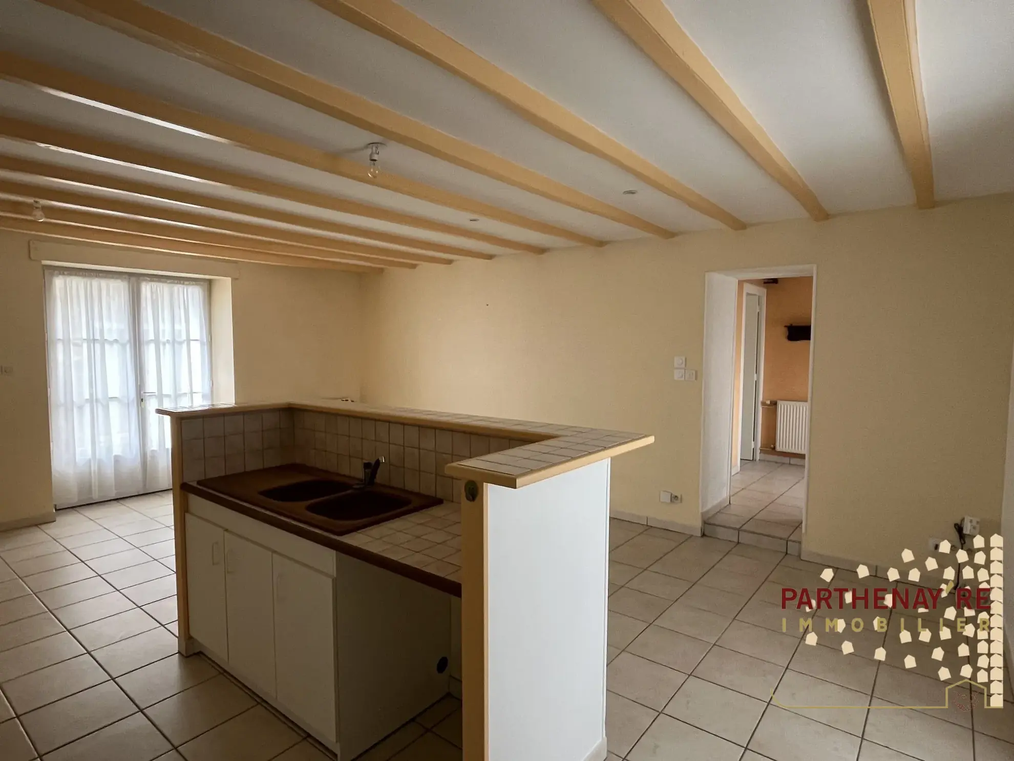 Belle maison de 85 m² avec extérieur et stationnement proche commodités à Saint-Aubin-Le-Cloud 